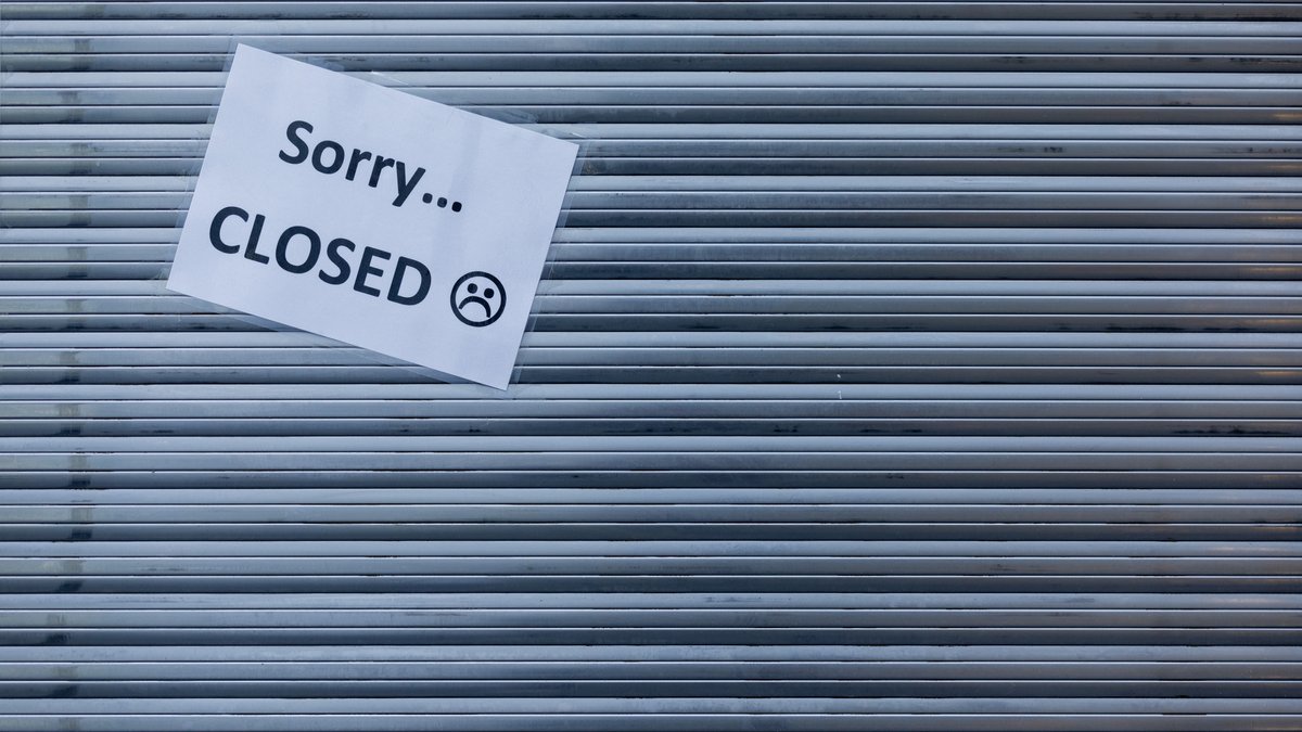 Rolladen mit Schild "Sorry ... Closed"