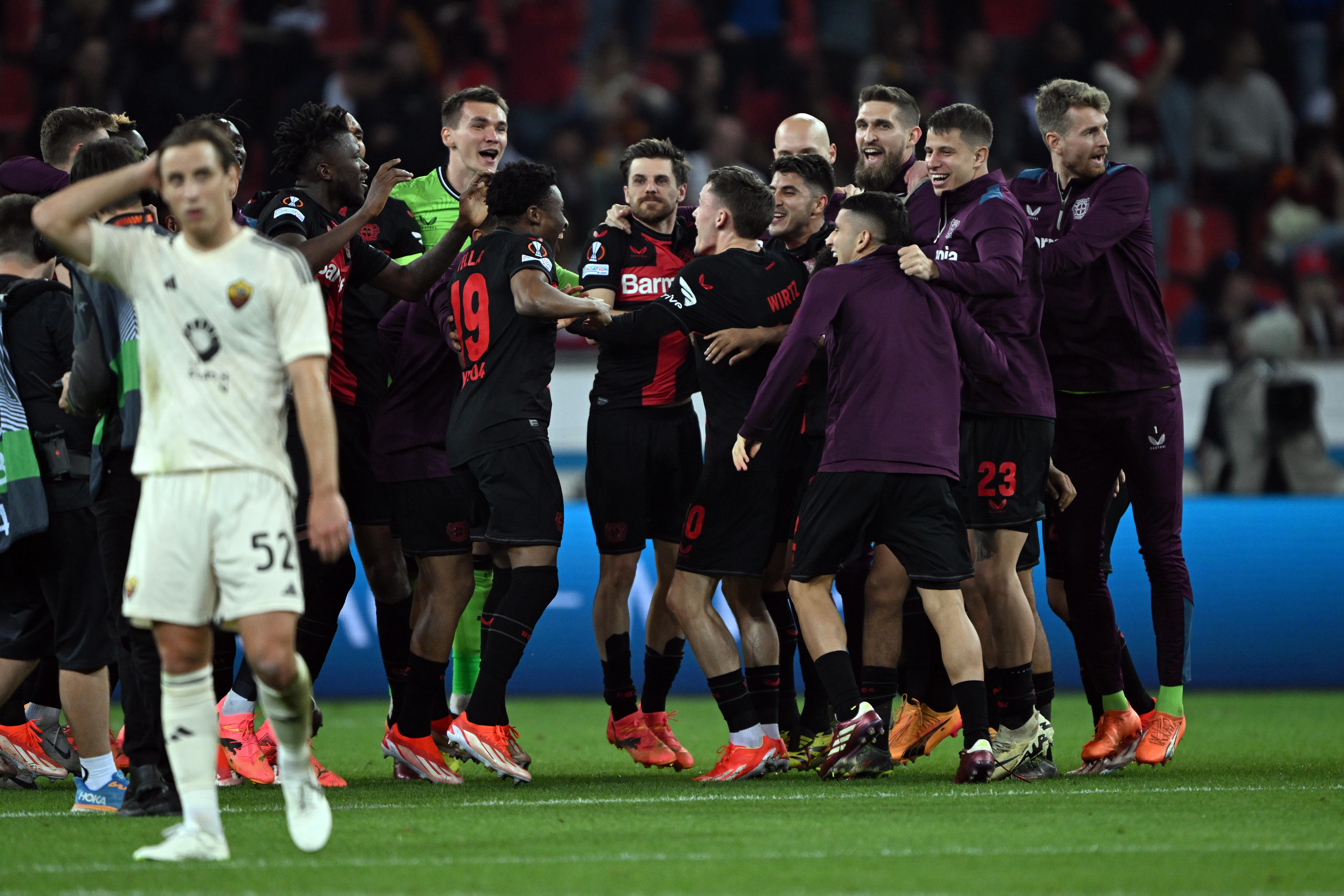 Leverkusens Spieler feiern den Einzug in das Finale.