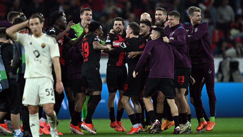 Leverkusens Spieler feiern den Einzug in das Finale.