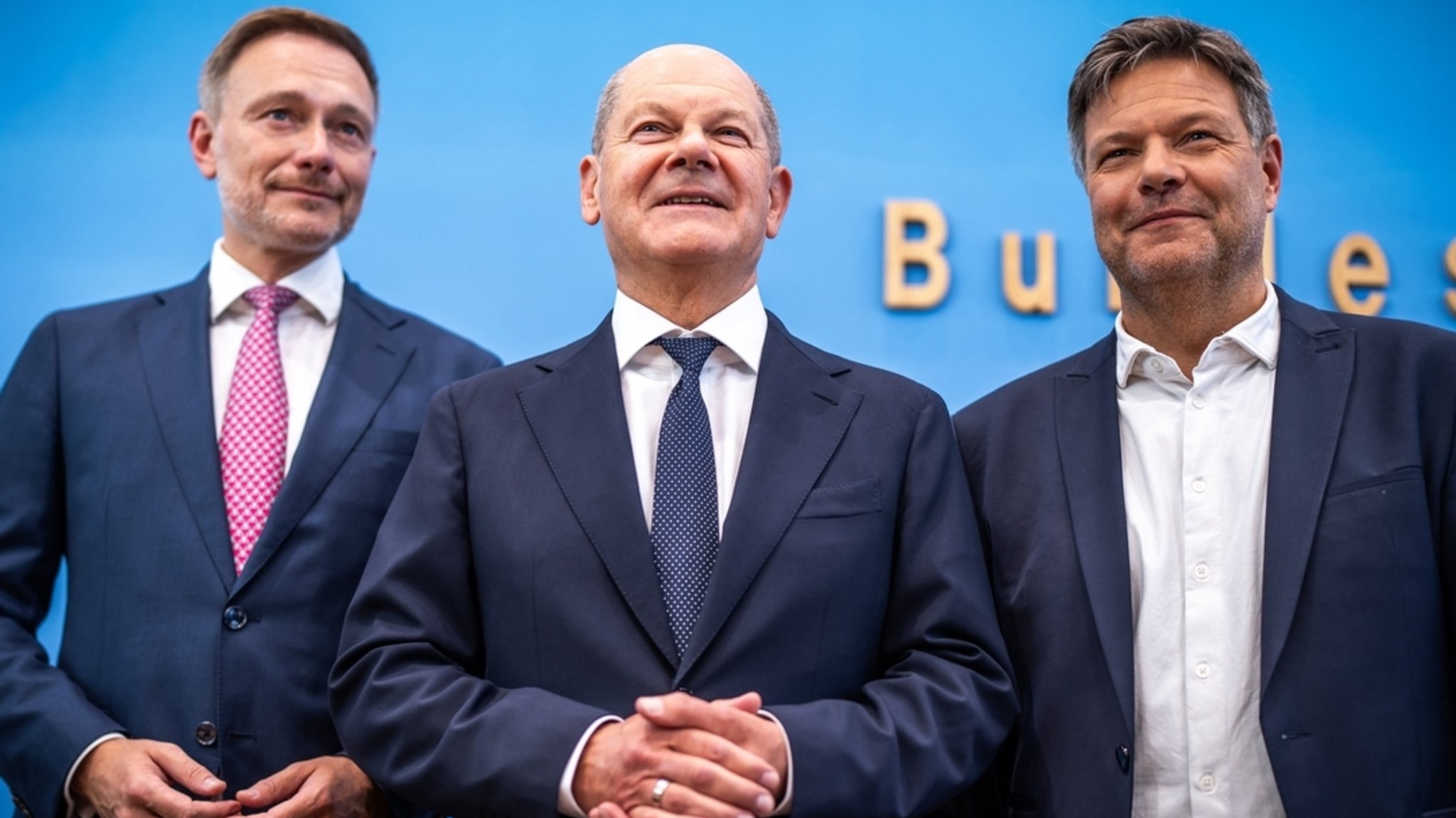 Bundeskanzler Olaf Scholz (SPD,M) Robert Habeck (Bündnis 90/Die Grünen, R), Bundesminister für Wirtschaft und Klimaschutz, und Christian Lindner (FDP), Bundesminister der Finanzen, nehmen an einer Pressekonferenz zum Haushaltsplan 2025 teil. 