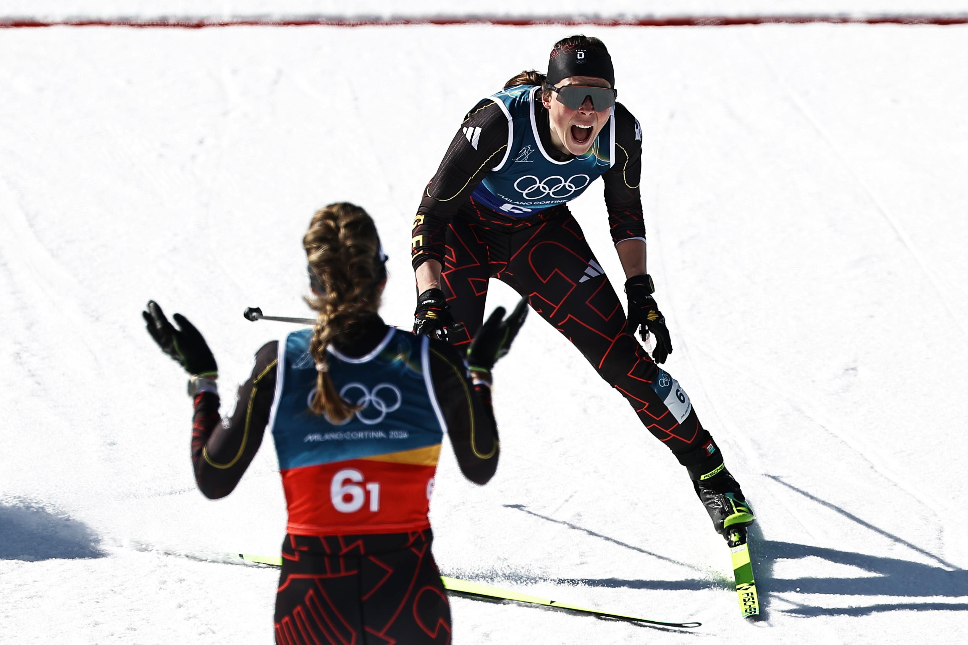 Laura Gimmler (l, Deutschland) und Coletta Rydzek (Deutschland) jubeln im Ziel über den dritten Platz.