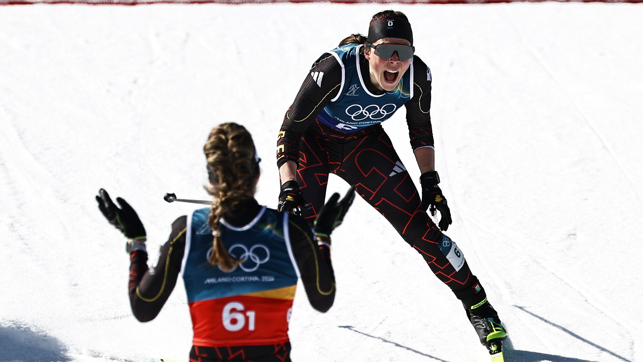 Laura Gimmler (l, Deutschland) und Coletta Rydzek (Deutschland) jubeln im Ziel über den dritten Platz.
