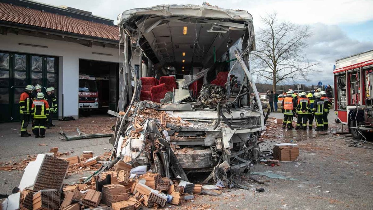Schulbus kracht in Feuerwehrhaus: Vier Verletzte