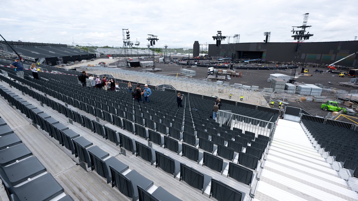 Arbeiter bauen die Tribünen für die Konzerte von Adele an der Messe München auf.