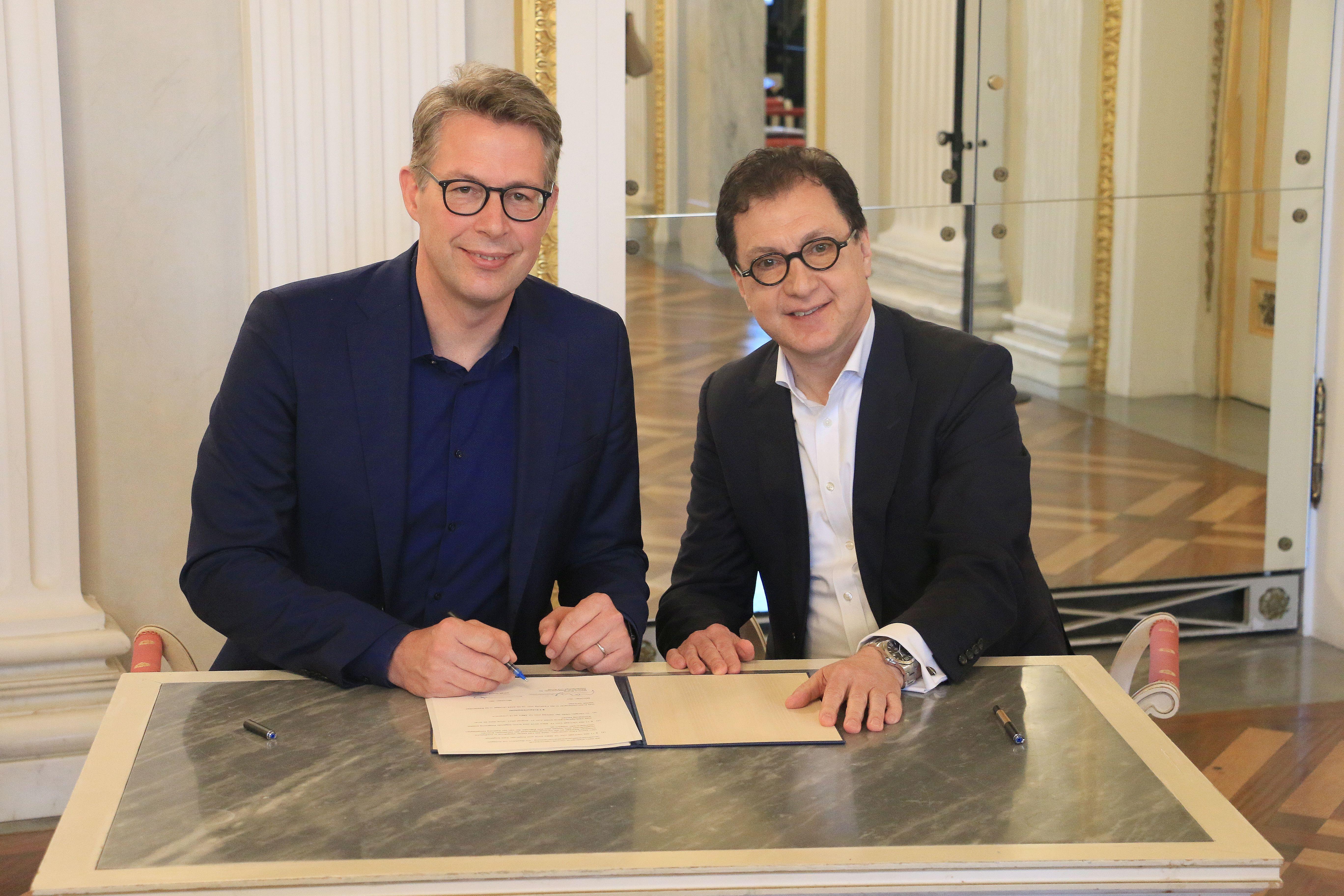 Bei der Vertragsunterzeichnung in der Bayerischen Staatsoper