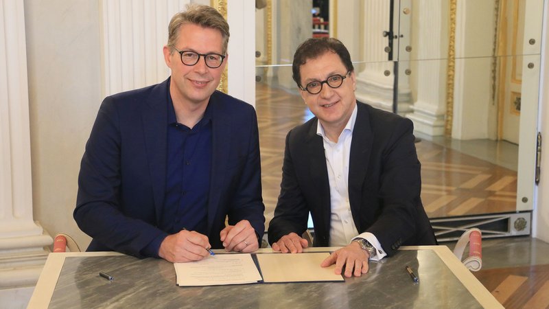 Bei der Vertragsunterzeichnung in der Bayerischen Staatsoper | Bild: Peter Jungblut/BR Bei der Vertragsunterzeichnung in der Bayerischen Staatsoper