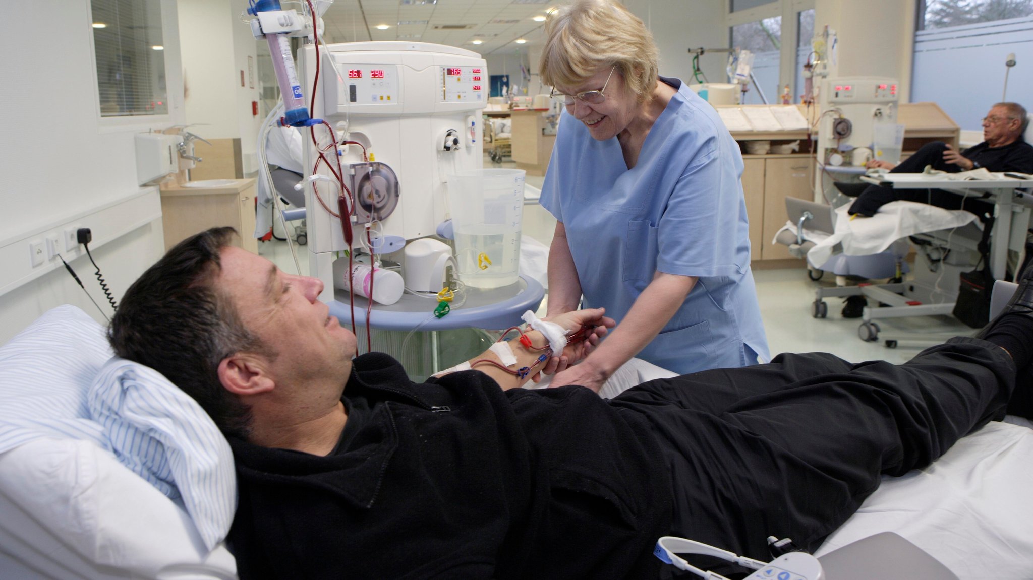 Patient und Krankenschwester bei der ambulanten Dialyse, einer Blutwäsche.