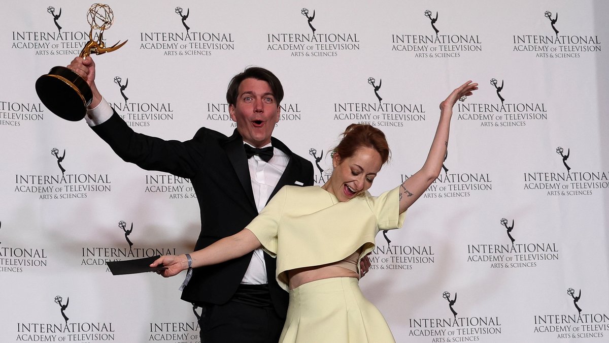 Autorin Katharina Eyssen und Produzent Jochen Laube freuen sich in New York über den Gewinn des International Emmy für ihre Geschichtsserie "Die Kaiserin"