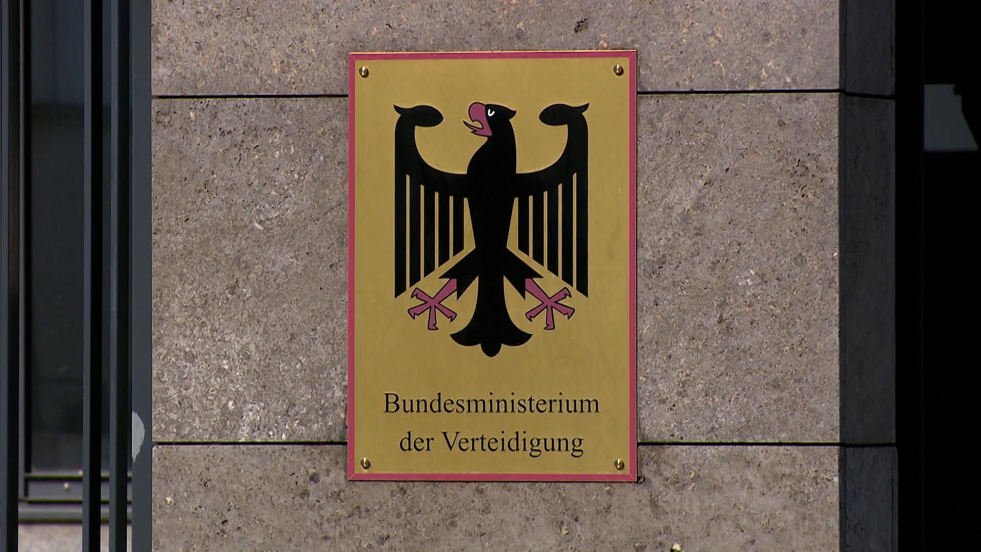 Schild mit Bundesadler und Schriftzug "Bundesministerium der Verteidigung" hängt an einer Hauswand