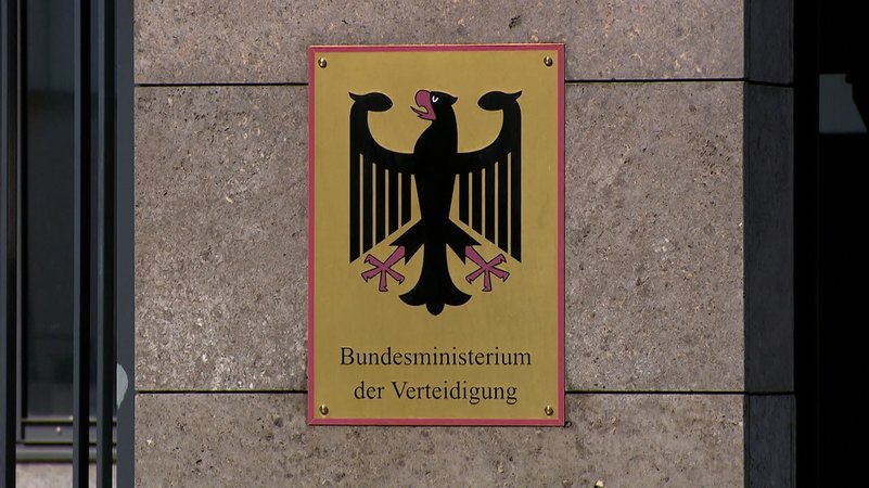 Schild mit Bundesadler und Schriftzug "Bundesministerium der Verteidigung" hängt an einer Hauswand | Bild: BR Schild mit Bundesadler und Schriftzug "Bundesministerium der Verteidigung" hängt an einer Hauswand