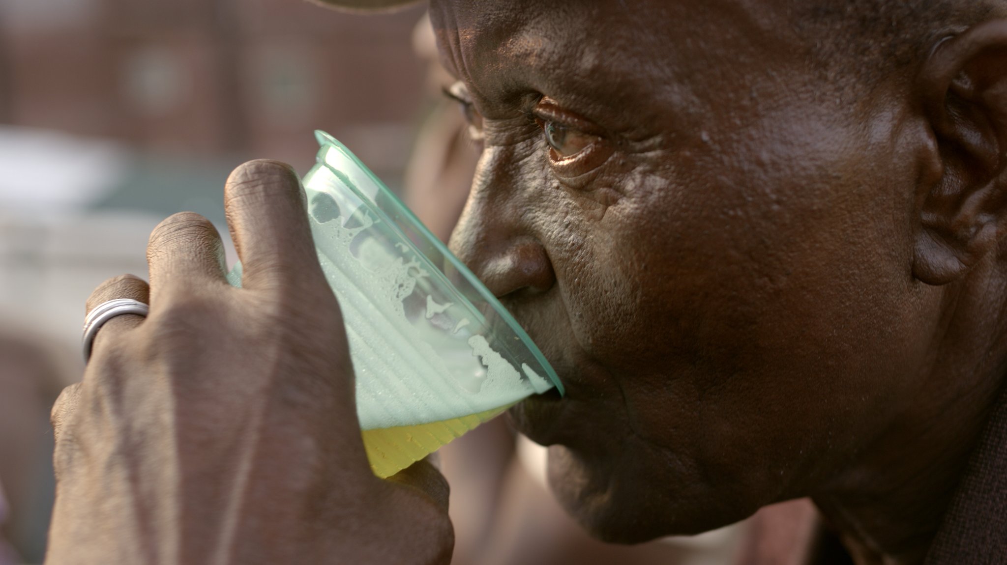 Gesellschaftlich akzeptierte Droge: Alkohol (Filmszene)