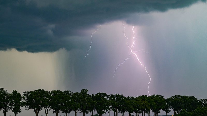 Dichte Wolken und zuckende Blitze | Bild: dpa-Bildfunk/Patrick Pleul Dichte Wolken und zuckende Blitze