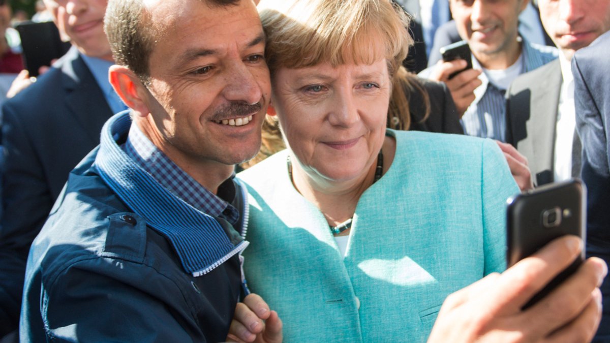 Archivbild: 10.09.2015, Berlin: Merkel lässt sich für ein Selfie mit einem Flüchtling fotografieren. 