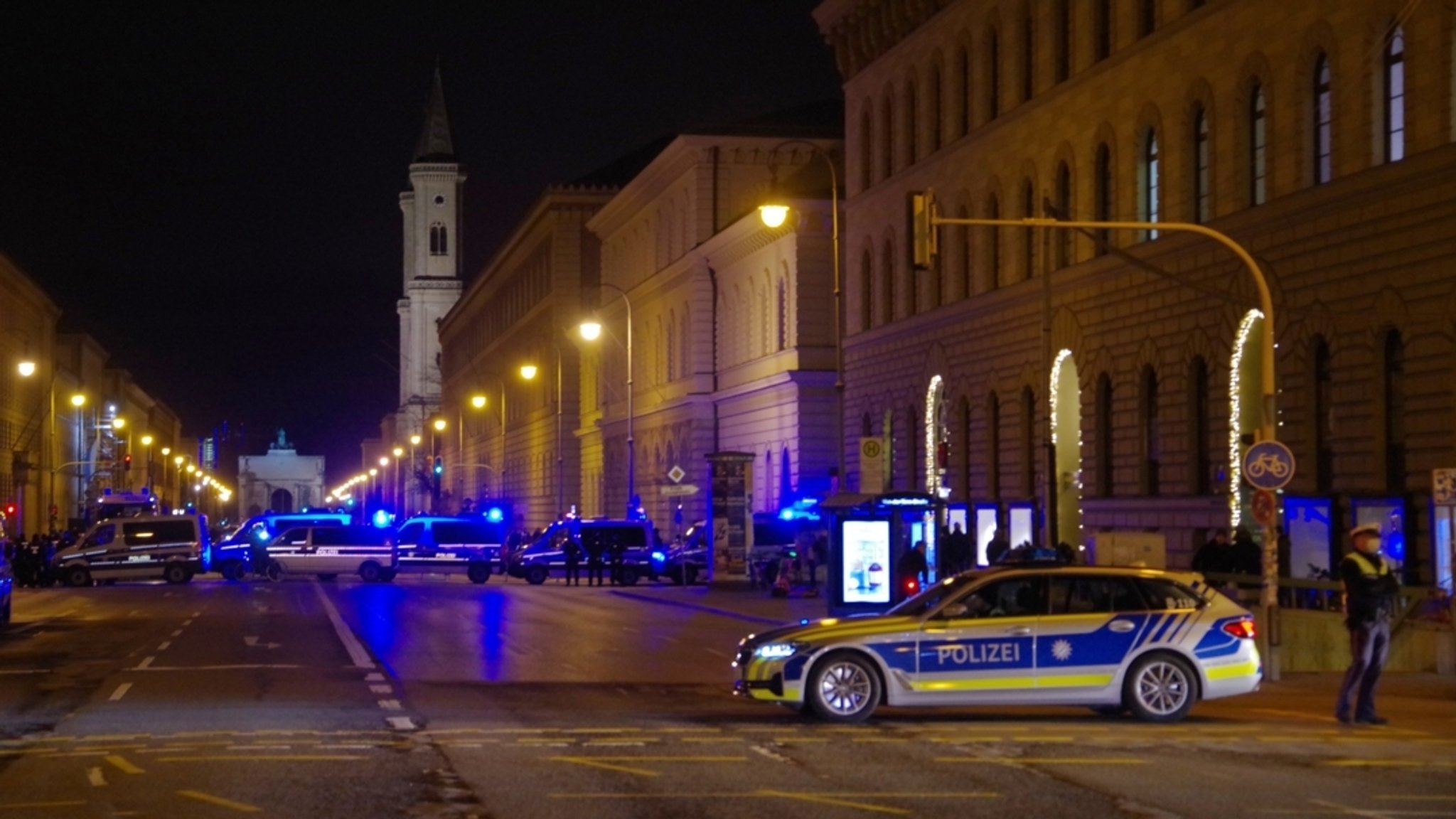  Trotz Demonstrationsverbots zogen mehrere Hundert Impfkritiker durch München. Hier die von der Polizei gesperrte Ludwigstraße.