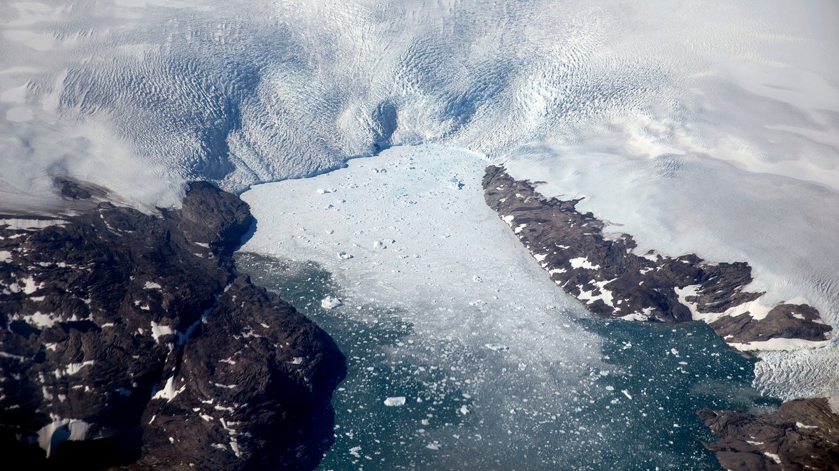 Nicht alle Weltregionen erwärmen sich gleich schnell. Wenn wie in Grönland Gletscher schmelzen, steigen die Temperaturen schneller als anderswo.