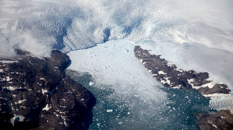Nicht alle Weltregionen erwärmen sich gleich schnell. Wenn wie in Grönland Gletscher schmelzen, steigen die Temperaturen schneller als anderswo.
