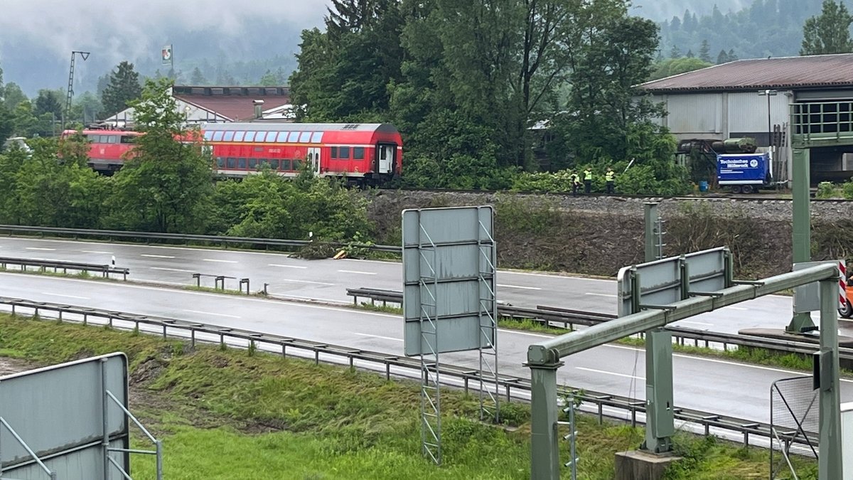 Zugunglück von Garmisch-Partenkirchen: Die Bundesstraße an der Unglücksstelle am 07.06. - vor der Reparatur der Leitplanken.