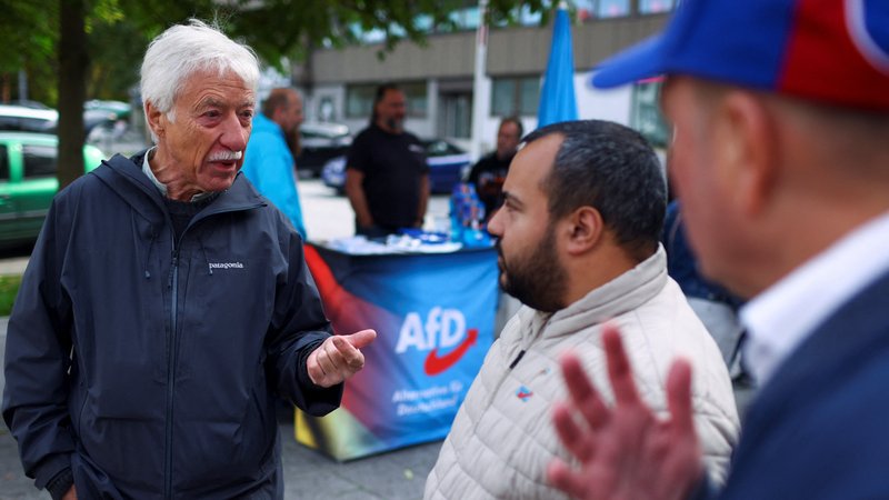 Norbert Emmerich (l.), AfD-Kandidat in Gelsenkirchen | Bild: REUTERS/Thilo Schmuelgen Norbert Emmerich (l.), AfD-Kandidat in Gelsenkirchen