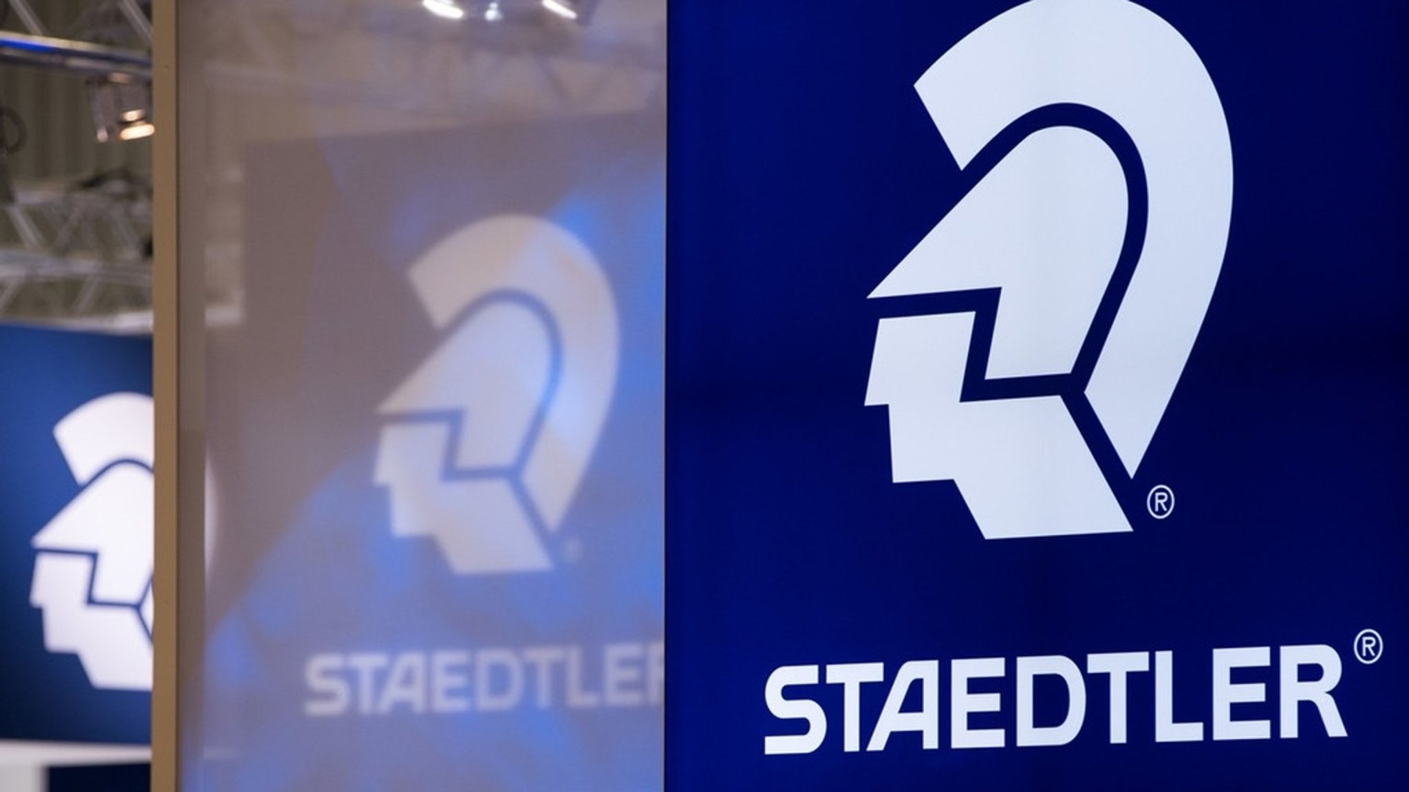 Werbetafeln mit dem Staedtler Firmenlogo | Bild: picture-alliance/dpa/Daniel Karmann Werbetafeln mit dem Staedtler Firmenlogo