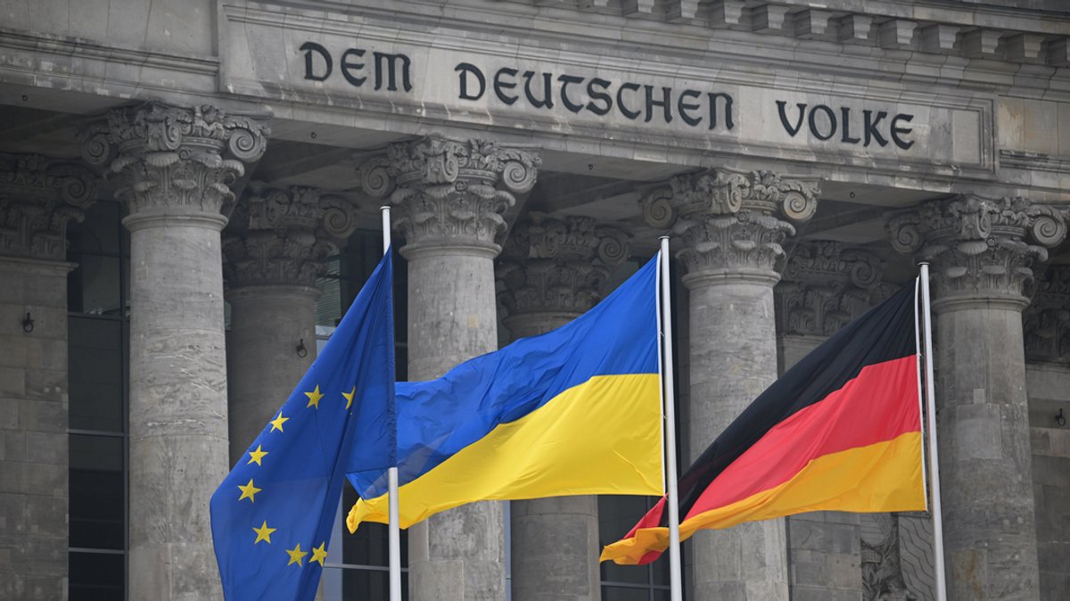 Die Fahnen der EU, Ukraine und Deutschlands wehen vor dem Reichstag anlässlich der Rede des ukrainischen Präsidenten Selenskyj im Bundestag.