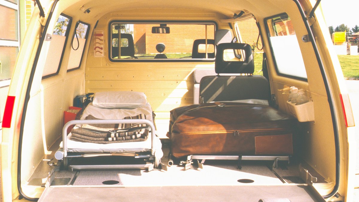 Der Blick in einen Krankenwagen aus den 80er Jahren zeigt: Damals befanden sich im Kofferraum nur eine Liege und ein großer brauner Koffer.