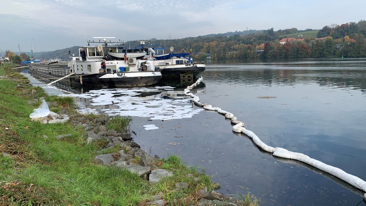 Ölfilm auf der Donau bei Passau: Verursacher wohl Güterschiff