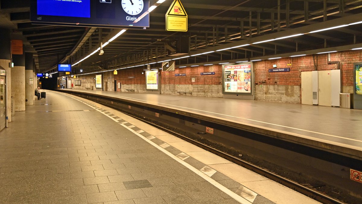 Bahnsteig in der S-Bahnstation am Münchner Hauptbahnhof