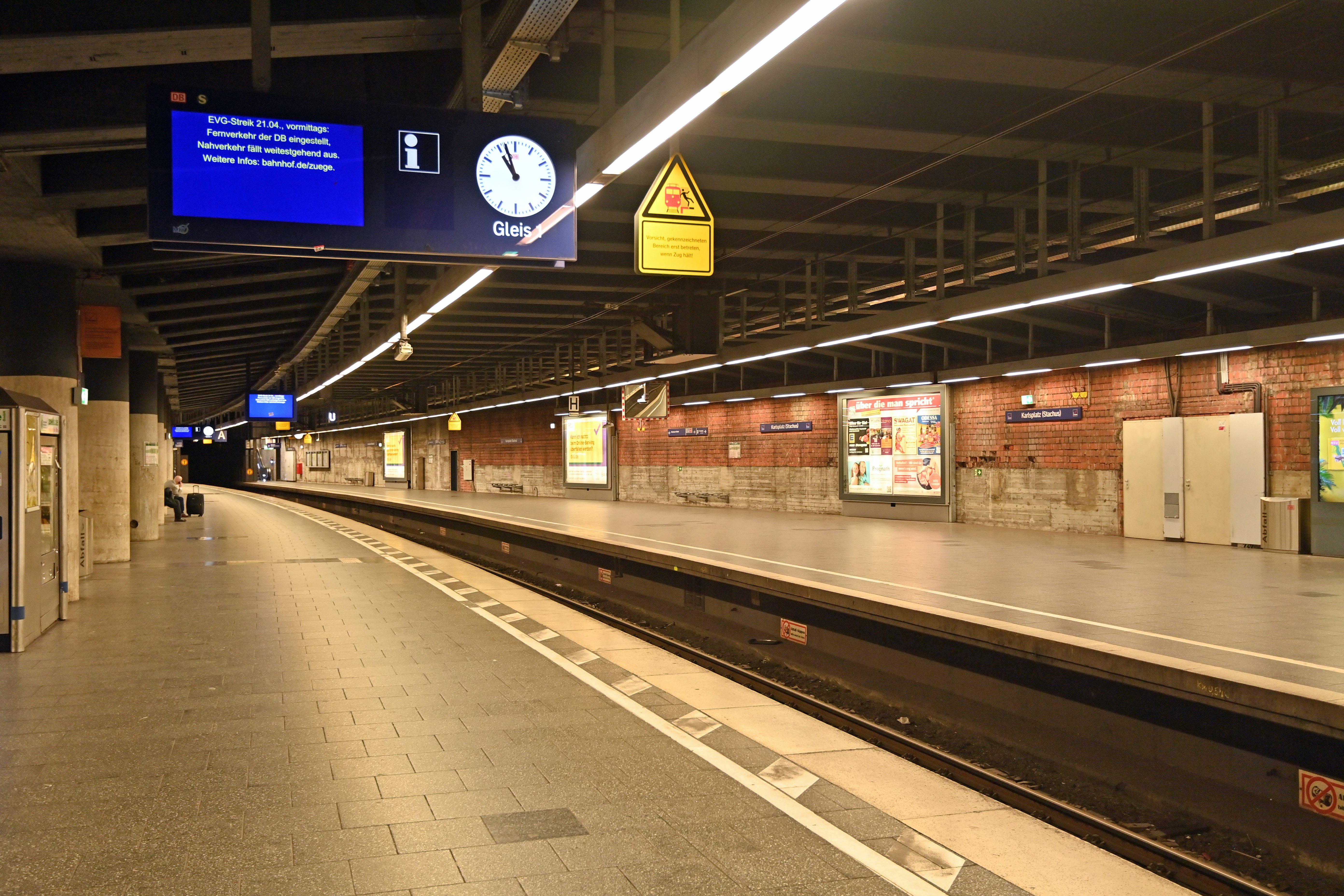 München: Gestürzter Rollstuhlfahrer aus Gleisbett gerettet | BR24