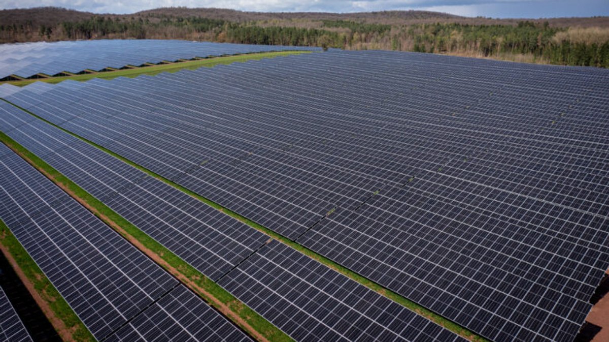 Bayerns größter Solarpark kurz vor Fertigstellung