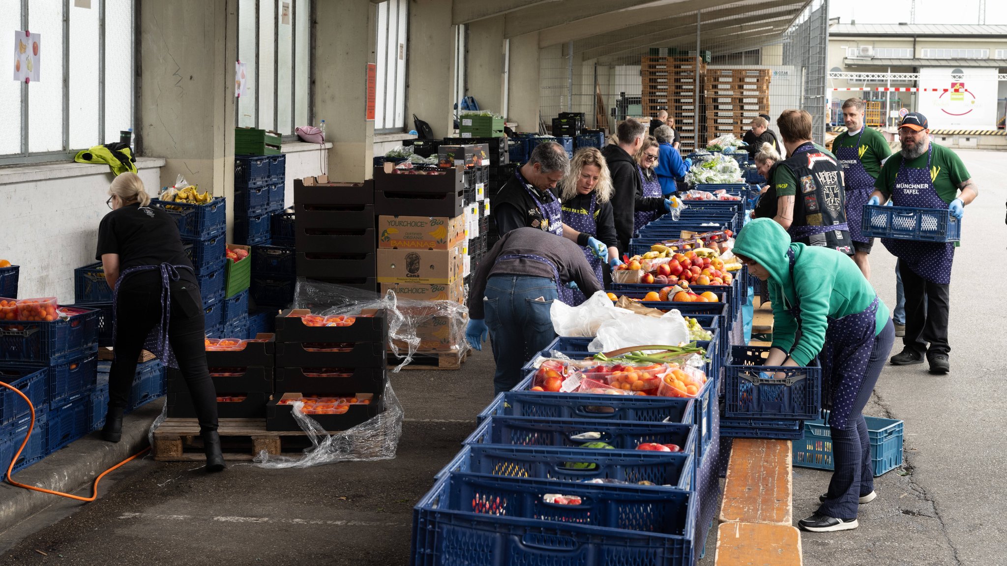 Ehrenamtliche Helferinnen und Helfer im Mai 2024 bei der Münchner Tafel an der Großmarkthalle (Symbolbild)