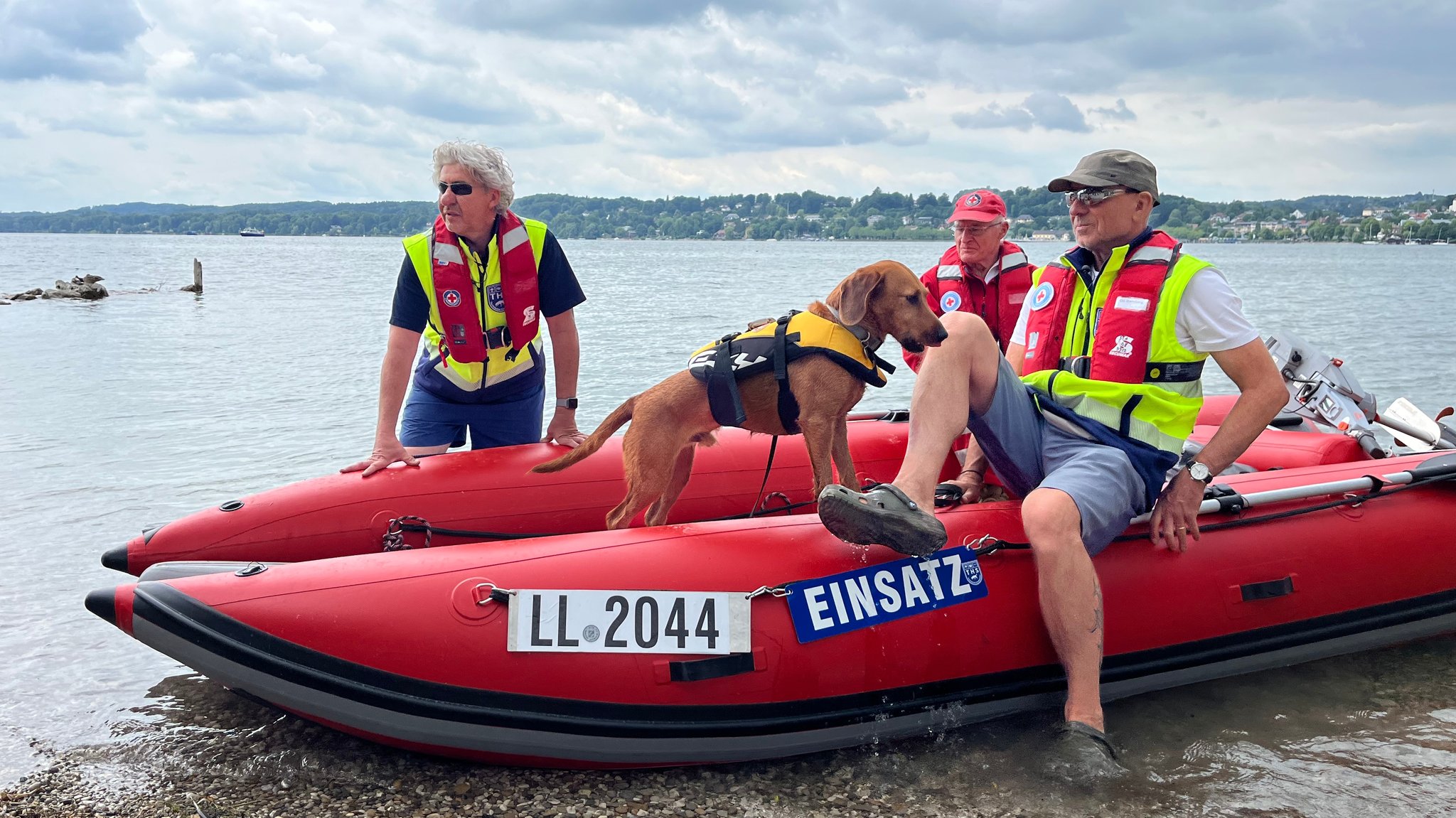 Mitarbeiter der Wasserwacht auf dem Starnberger See mit Suchhund Robby