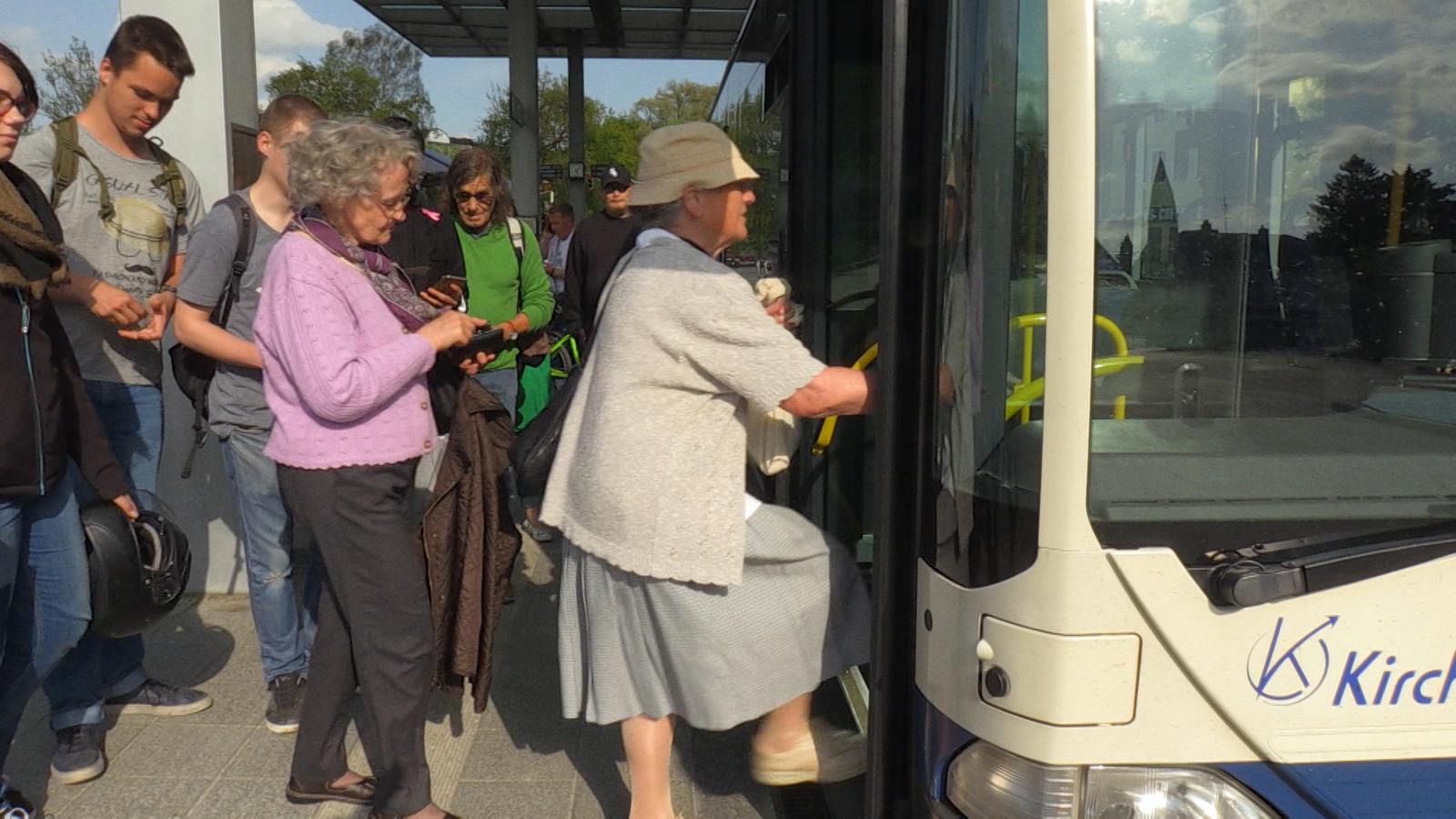 Führerschein Gegen Bahn- Und Busticket Für Senioren Busticket statt Führerschein: Senioren fahren darauf ab | BR24