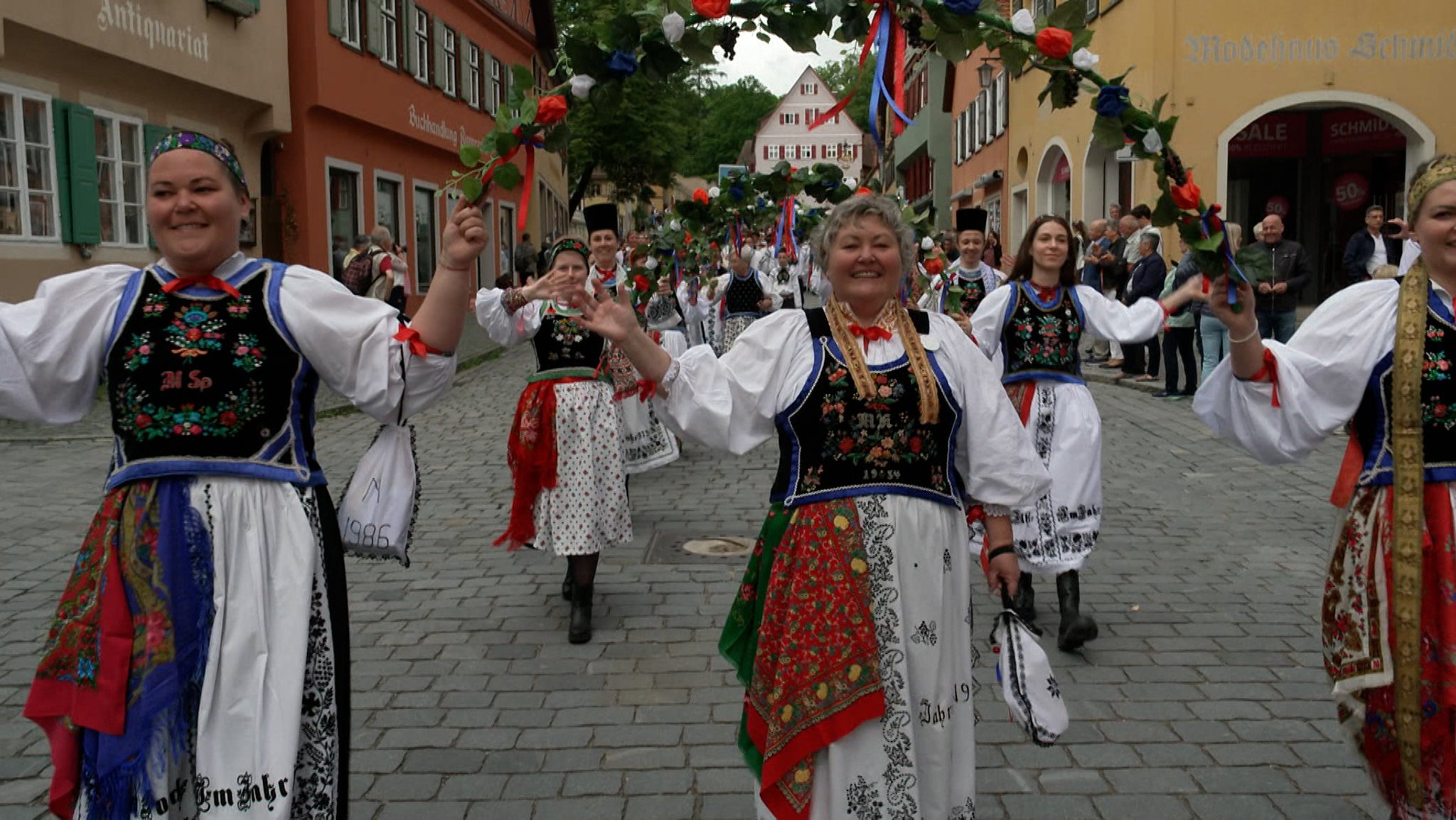 Trachtenumzug der Siebenbürger Sachsen in Dinkelsbühl.