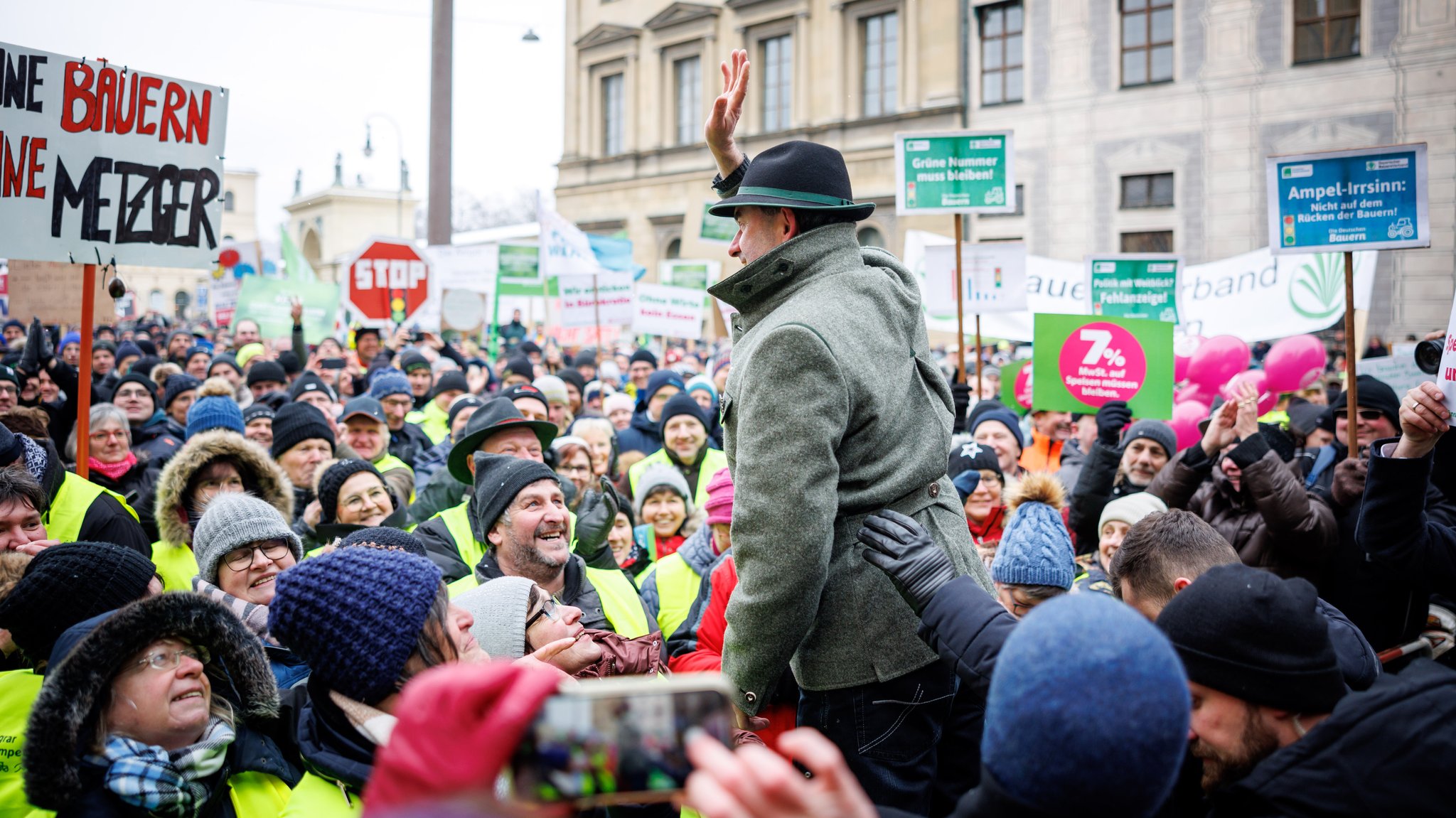 Archivbild: Aiwanger auf einer Bauerndemo in München