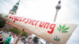 Auf einer Joint-Attrappe steht auf der Hanfparade in Berlin-Mitte vor dem Fernsehturm die Aufschrift "Legalisierung". | Bild:dpa-Bildfunk/Fabian Sommer