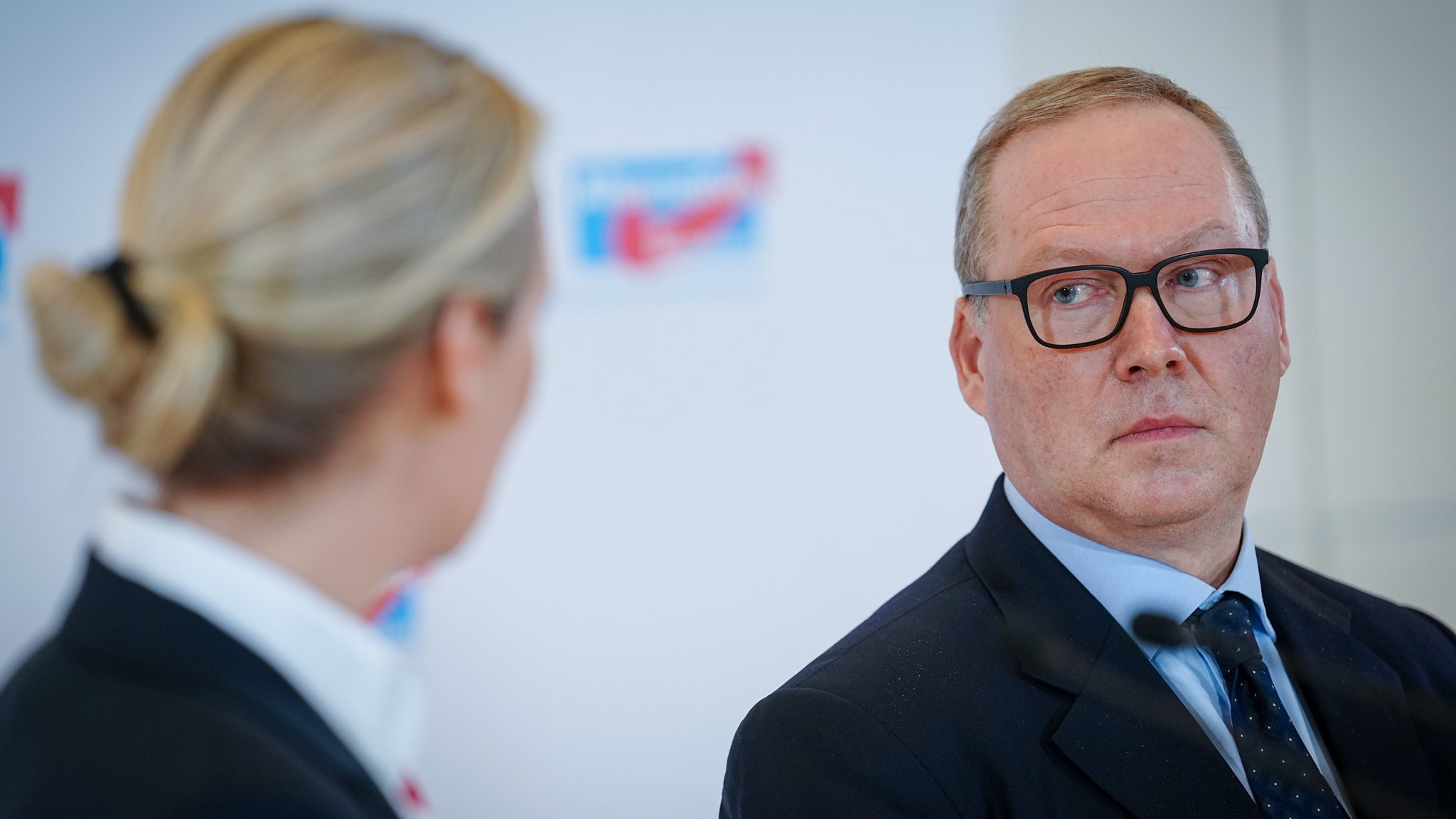 Max Otte bei einer Pressekonferenz der AfD mit Alice Weidel, Fraktionsvorsitzende der AfD.