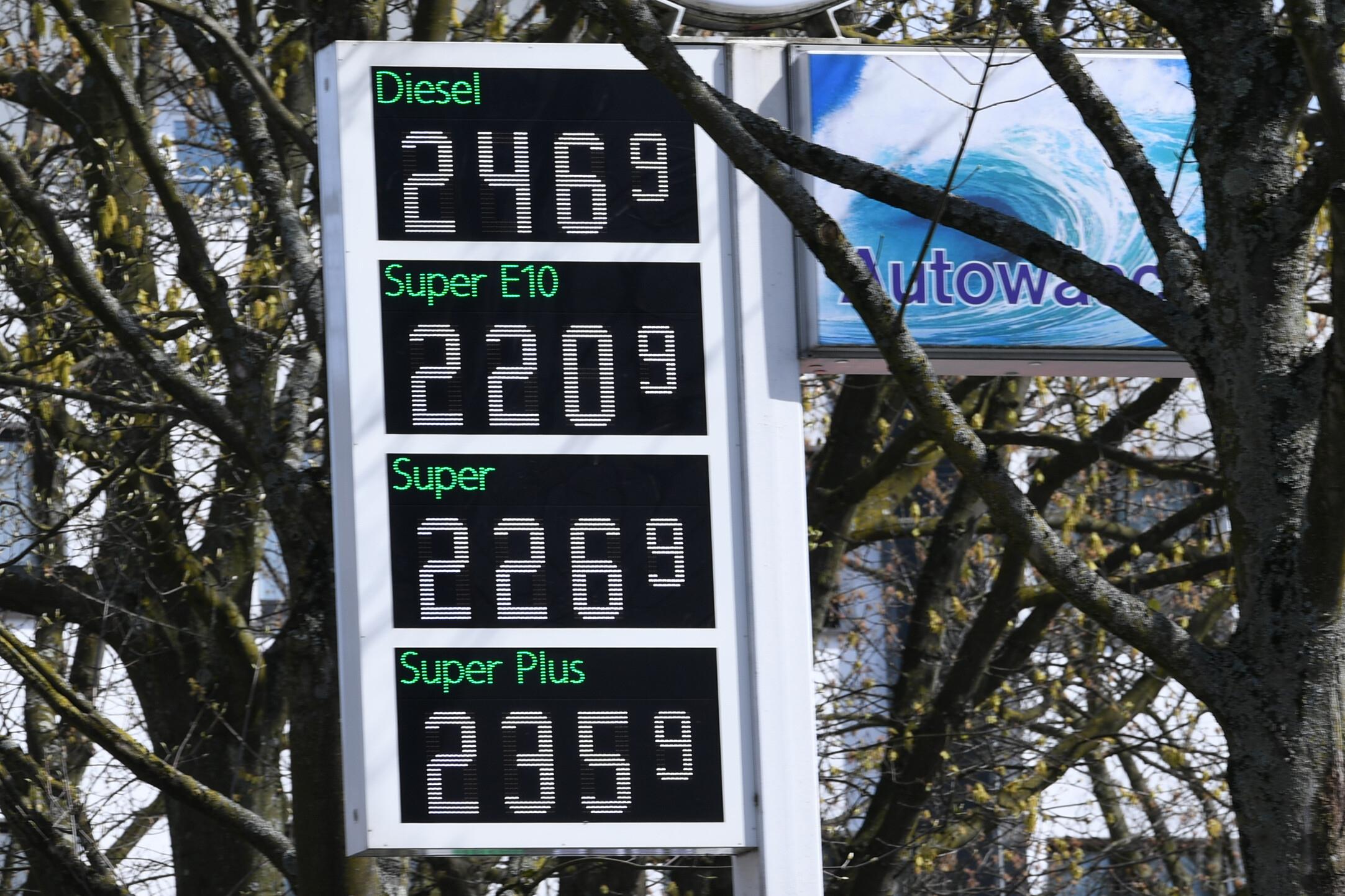 Preistafel an einer Tankstelle am Ostermontag