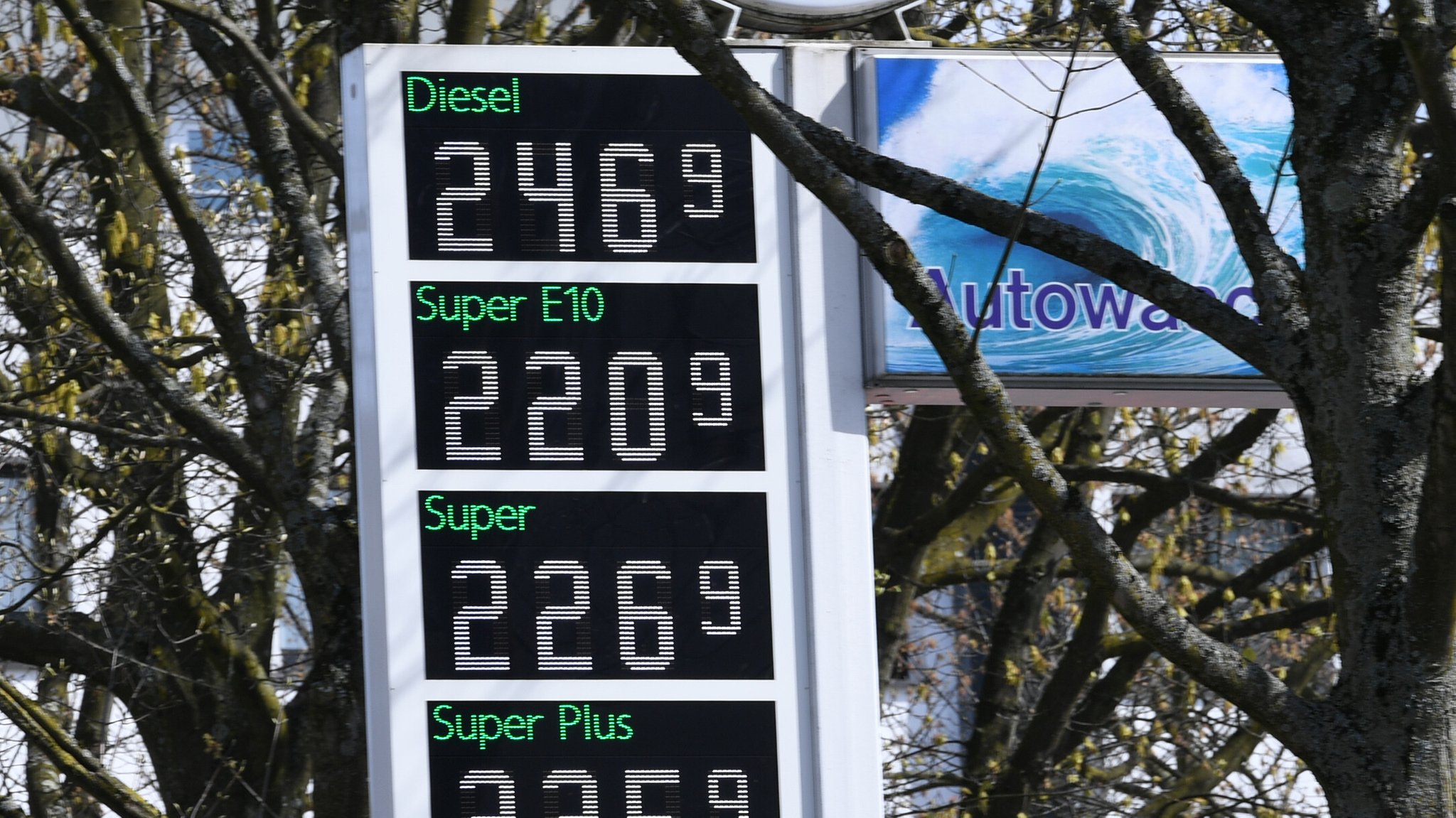 Spritpreise steigen über Ostern weiter von Rekord zu Rekord