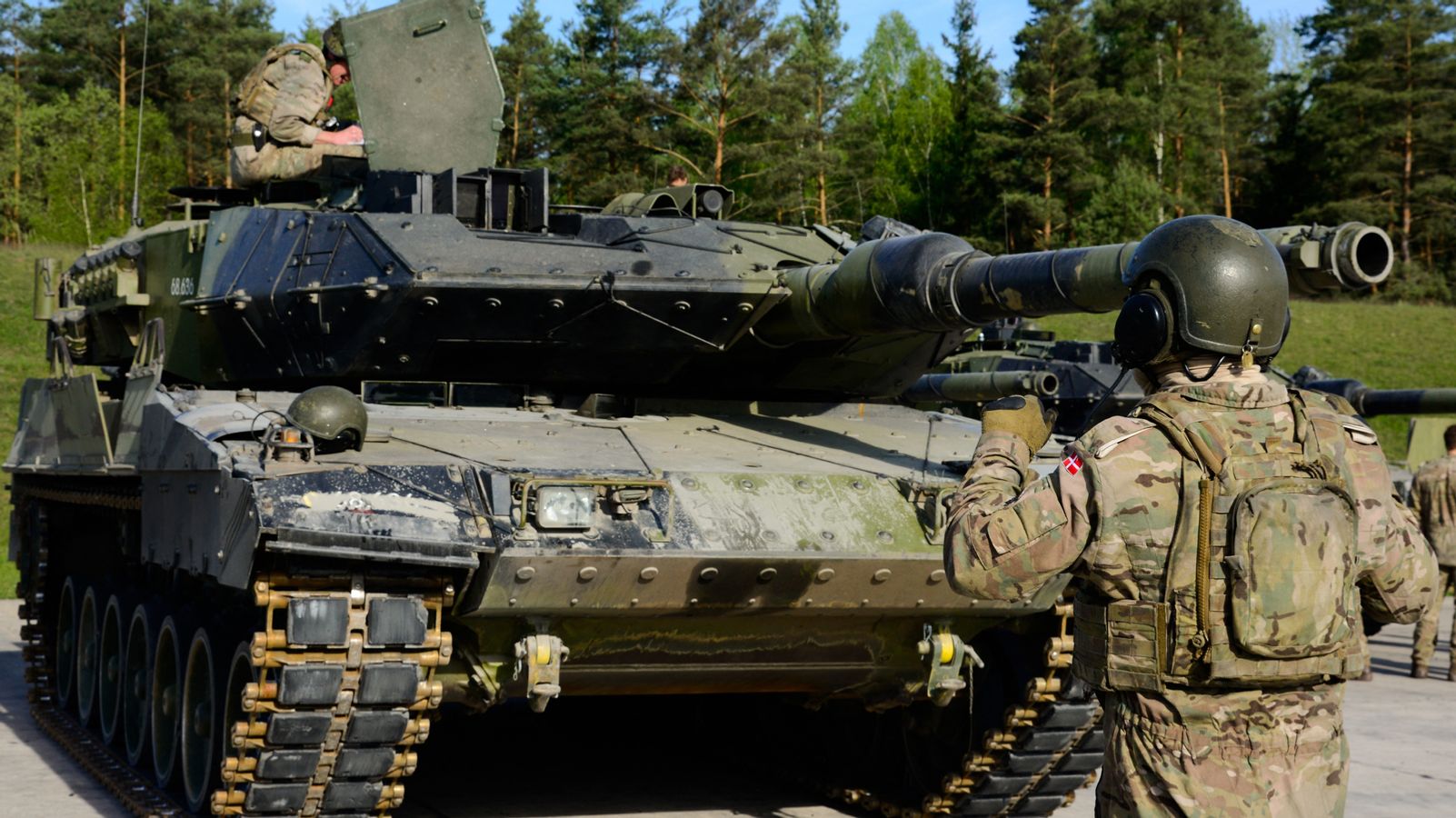 Debata czołgów prowadzi do konfliktu koalicyjnego i zniecierpliwienia za granicą