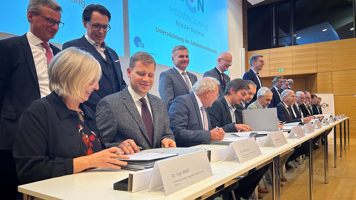 Die Projektpartner unterzeichnen die Kooperationsverträge für den Medizincampus Niederbayern