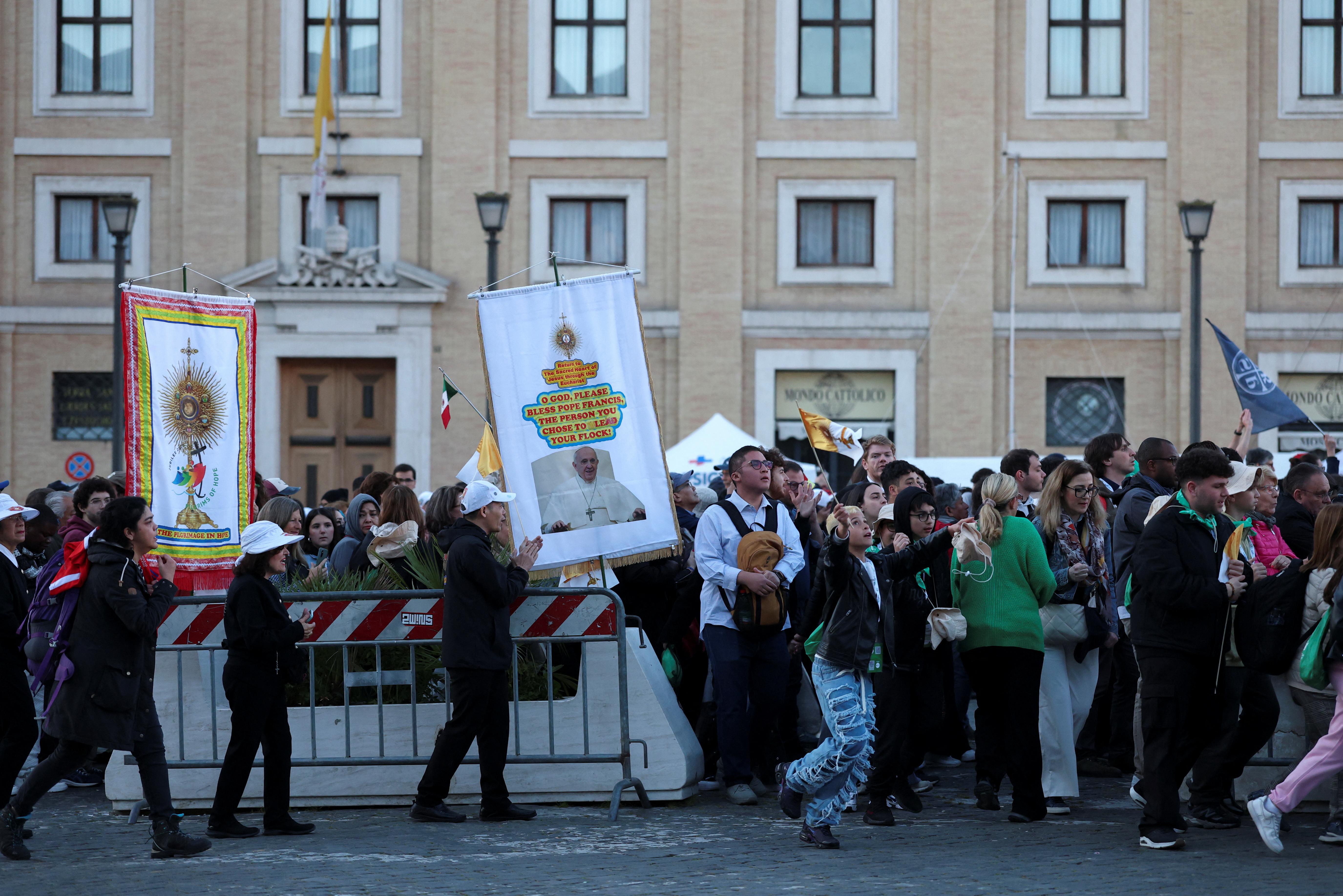 Zehntausende Menschen unterwegs zur Papst-Beerdigung