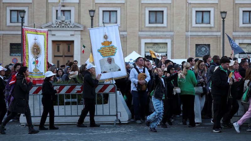 Zehntausende Menschen unterwegs zur Papst-Beerdigung | Bild: REUTERS/Hannah McKay Zehntausende Menschen unterwegs zur Papst-Beerdigung