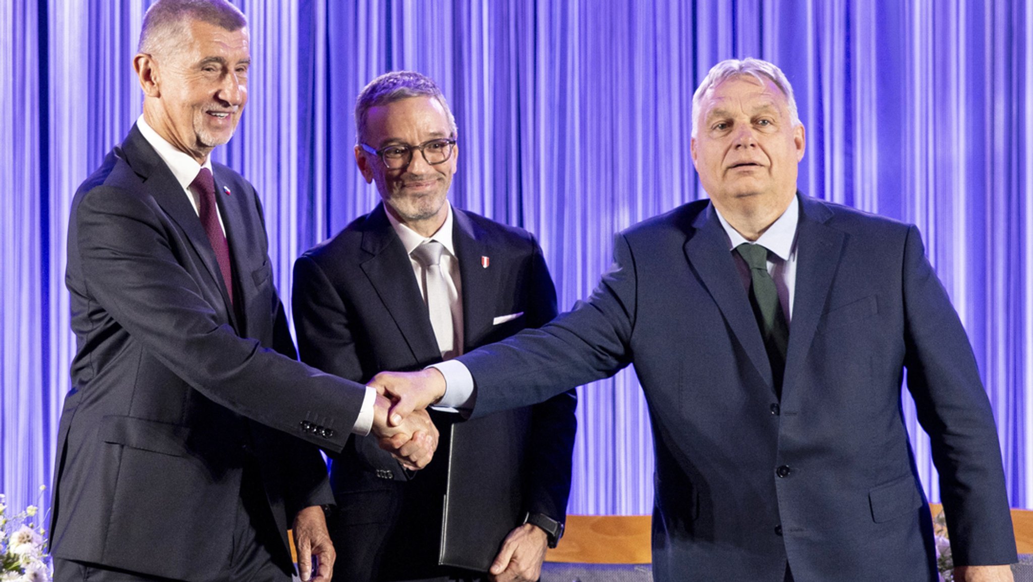 Andrej Babis (l), Vorsitzender der tschechischen liberal-populistischen ANO, Herbert Kickl, Chef der rechten österreichischen FPÖ, und Viktor Orban (r), Ministerpräsident von Ungarn und Vorsitzender der Partei Fidesz, reichen sie die Hände. 