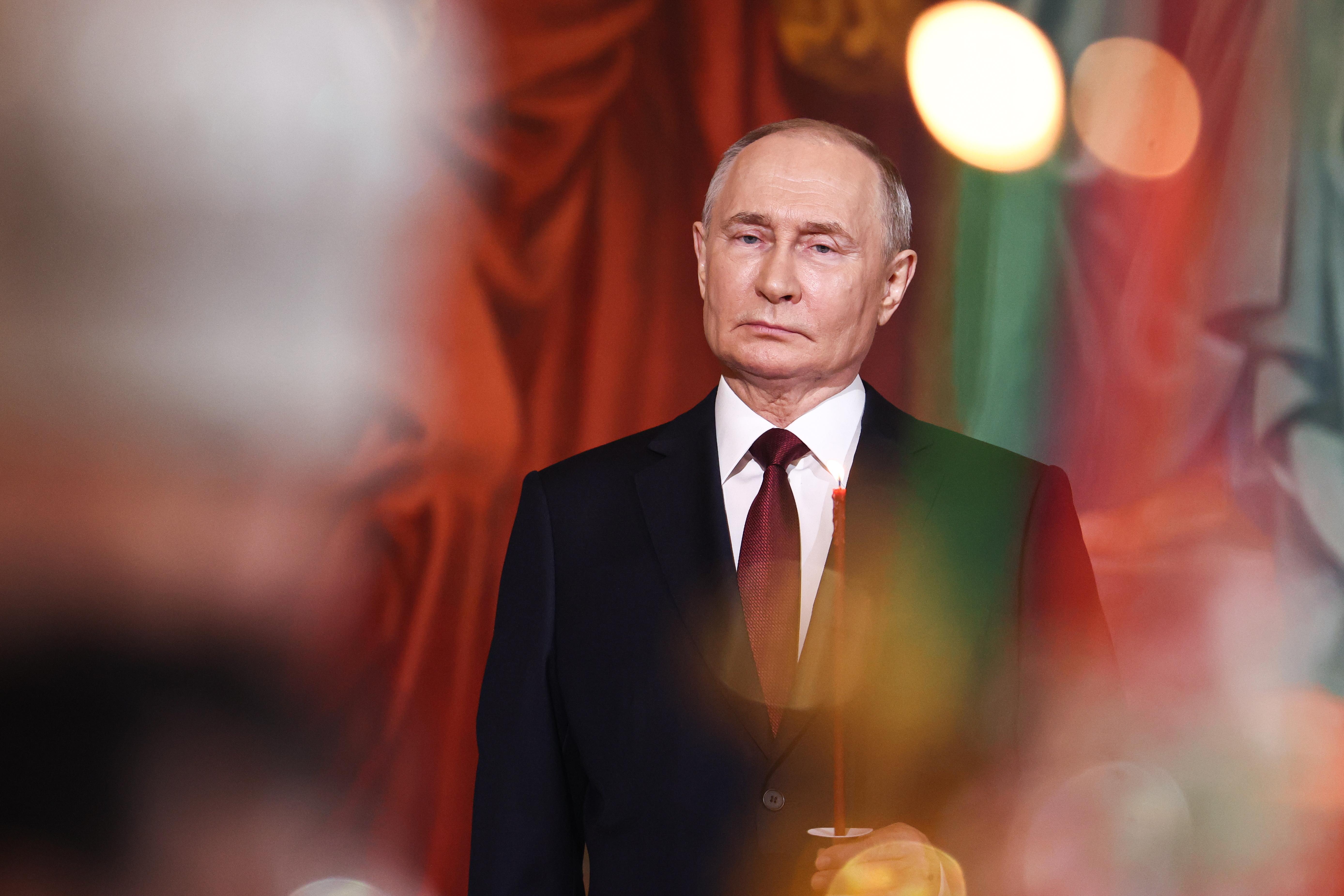 Der russische Präsident vor einem schemenhaft zu erkennenden Gemälde