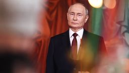 Der russische Präsident vor einem schemenhaft zu erkennenden Gemälde | Bild:Valery Sharifulin/Picture Alliance