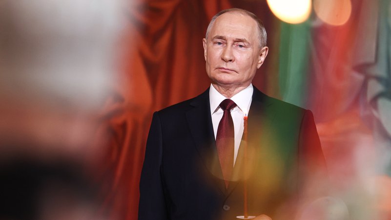 Der russische Präsident vor einem schemenhaft zu erkennenden Gemälde