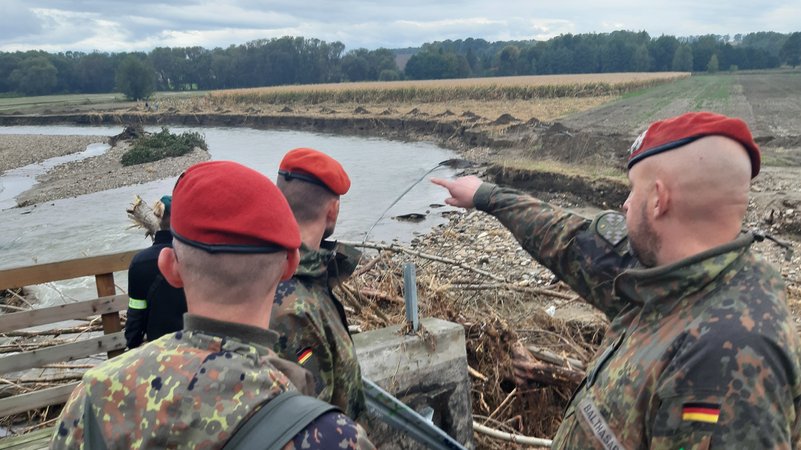 Pioniere begutachten Hochwasserschäden. | Bild: Karsten Dyba/Bundeswehr Pioniere begutachten Hochwasserschäden.