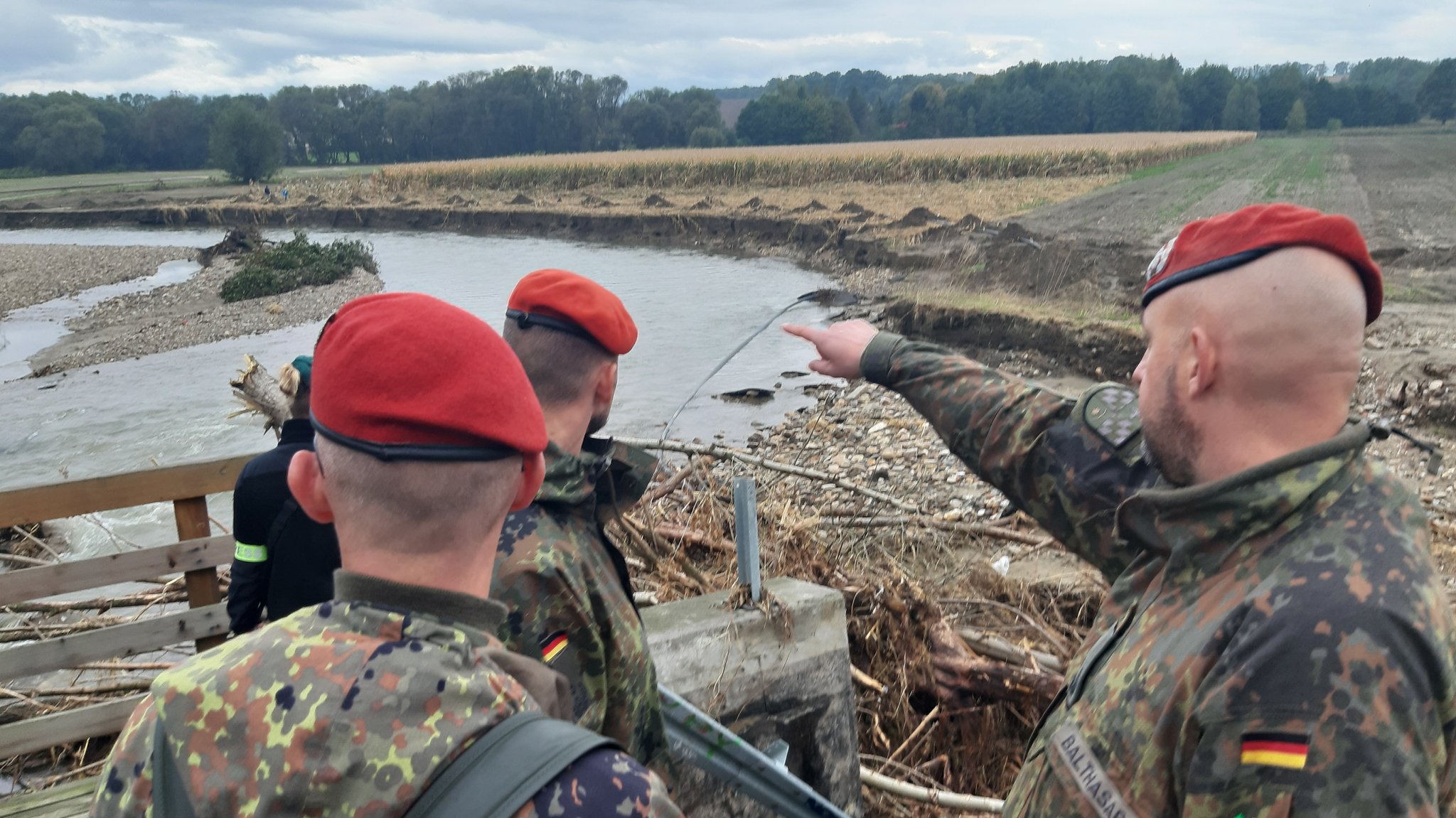 Pioniere begutachten Hochwasserschäden.