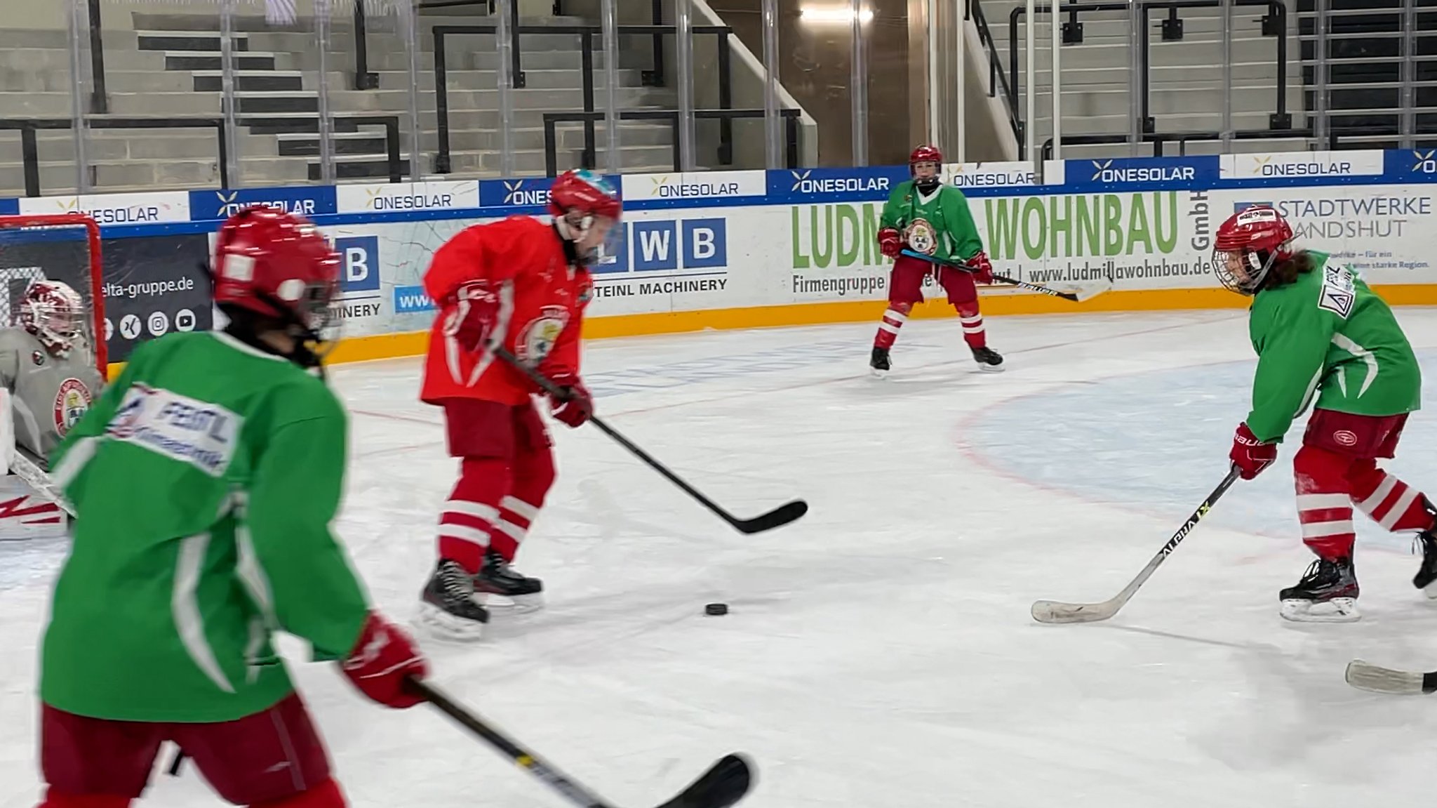 Eishockey-Nachwuchsspieler des EV Landshut beim Jugend-Training.