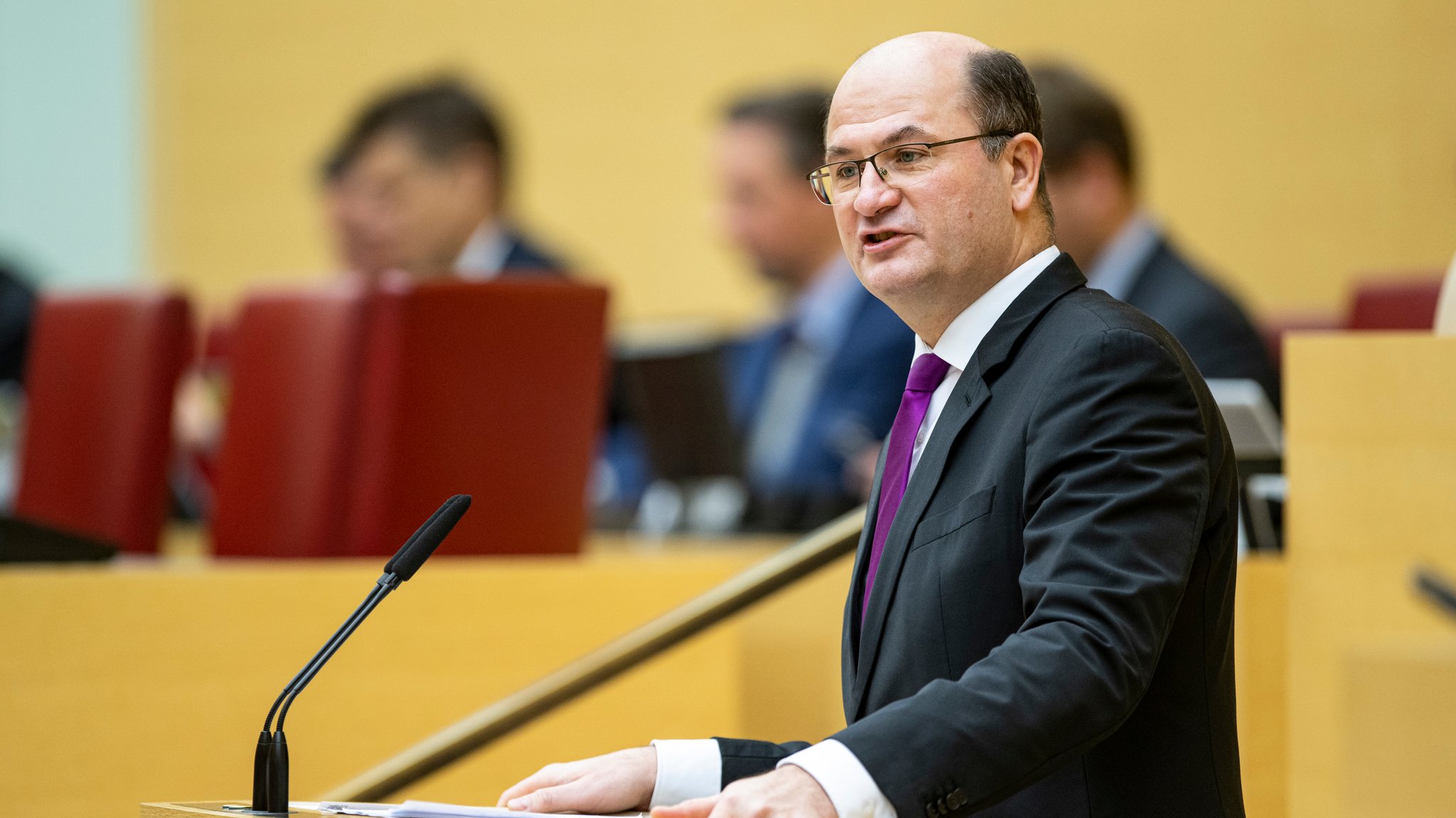 Bayerns Finanzminister Albert Füracker (CSU) spricht während einer Plenarsitzung im Bayerischen Landtag.